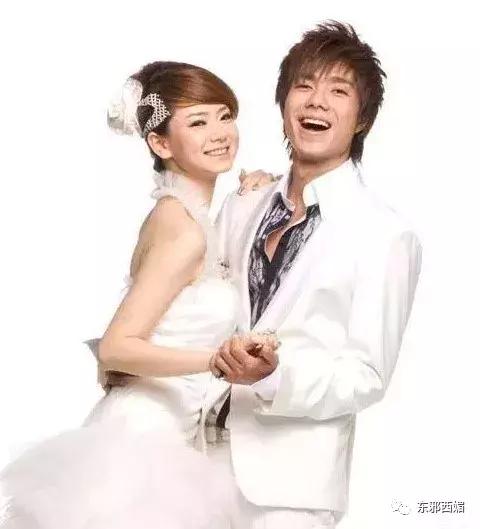 当年袁成杰跟戚薇的组合叫"男才女貌",拍的宣传照都是这种县城影楼