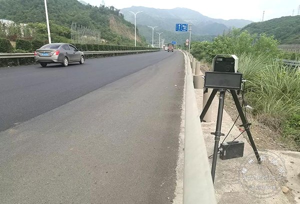 只因曾经开车超速被拍 男子一脚将雷达测速仪踢进了沟里