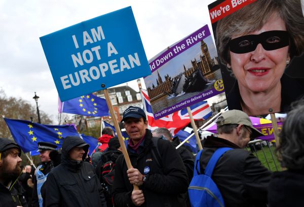 支持和反对脱欧的民众14日在英国议会大厦外举行示威集会（路透社）