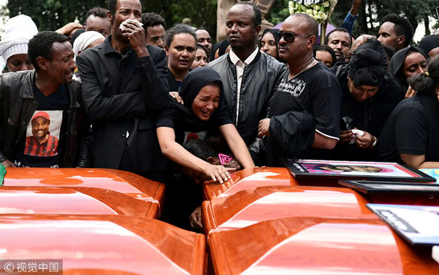 当地时间2019年3月17日，埃塞尔比亚亚的斯亚贝巴，埃塞航坠机遇难者集体葬礼举行  @视觉中国