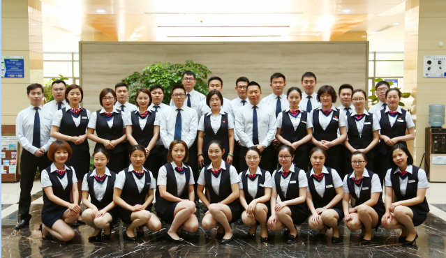 位于江东中路213号的渤海银行,一进门让人觉得干净整洁,员工透出一股