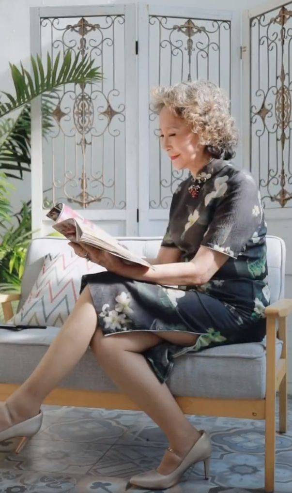 60岁中国奶奶穿旗袍爆红巴黎,走红外网:老了,一样优雅!