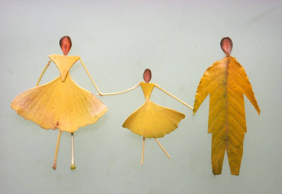当南京初冬的树叶遇到创意,手艺人巧用落叶拼成"枯叶人物"
