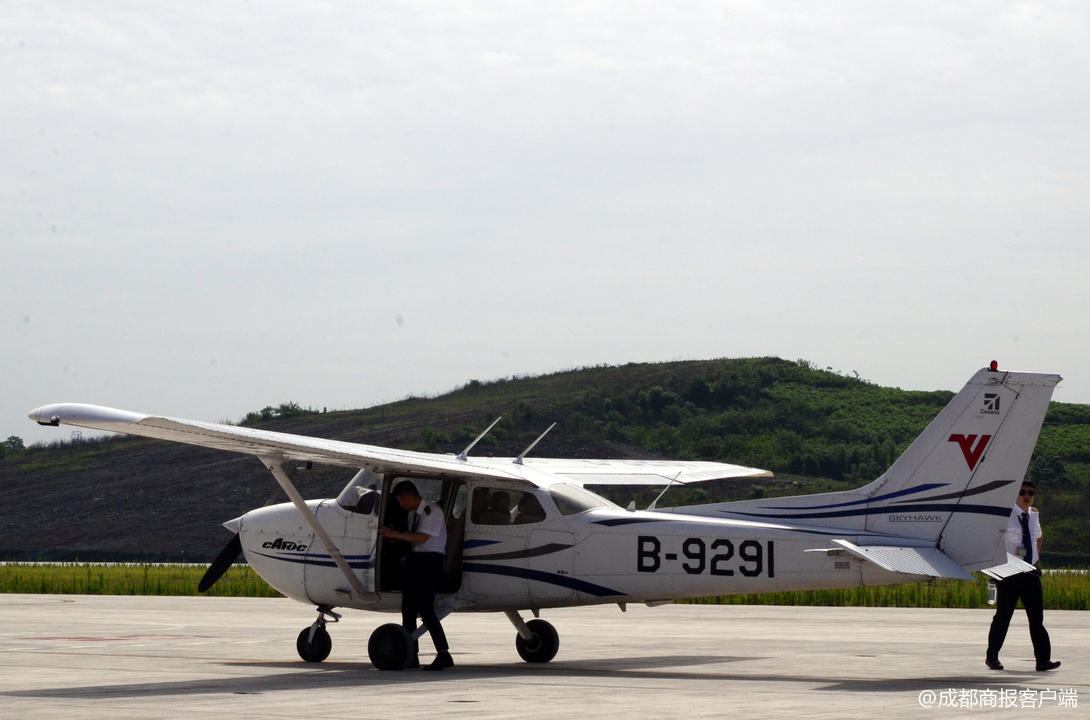中国民航飞行院4架c172成功着陆自贡通用机场