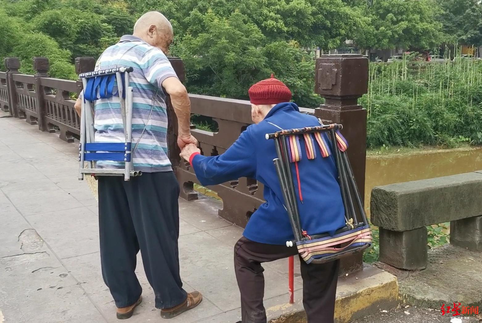 8旬老夫妻每天背小板凳牵手散步 网友赞"爱情最好的模样"|老伴_新浪