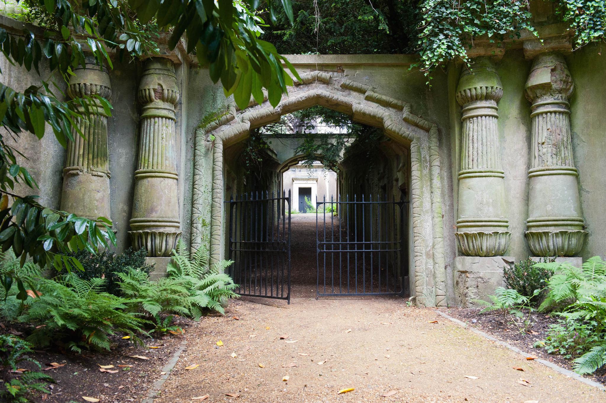 第一站是海格特公墓(highgate cemetery),那里的场景在电影里反复出现