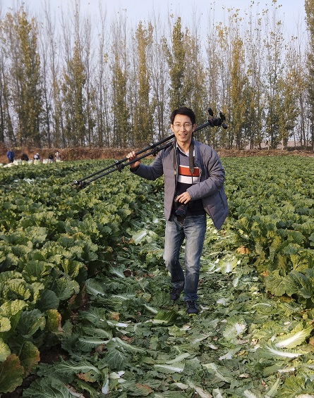　　摄影师刘磊在潘庄村拍摄时留影。受访者供图
