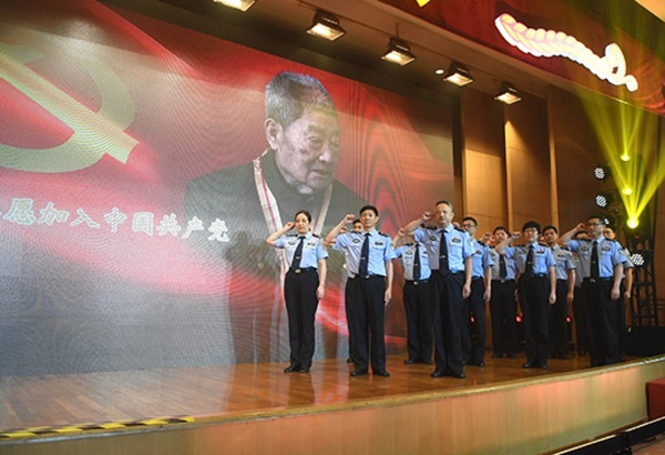 百岁老人重温入党誓言庆祝生日弥留之际叮嘱子女永远跟党走