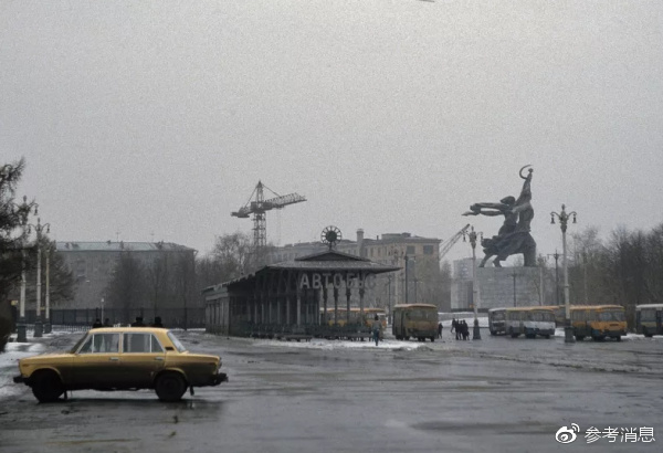 上世纪80年代，苏联街头一座冷清的公交车站