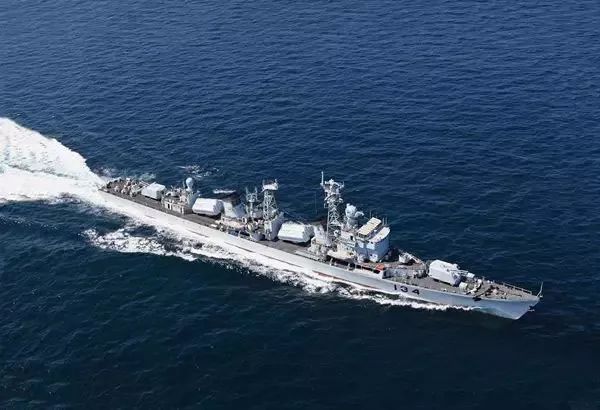 高速航行中的海军遵义舰.