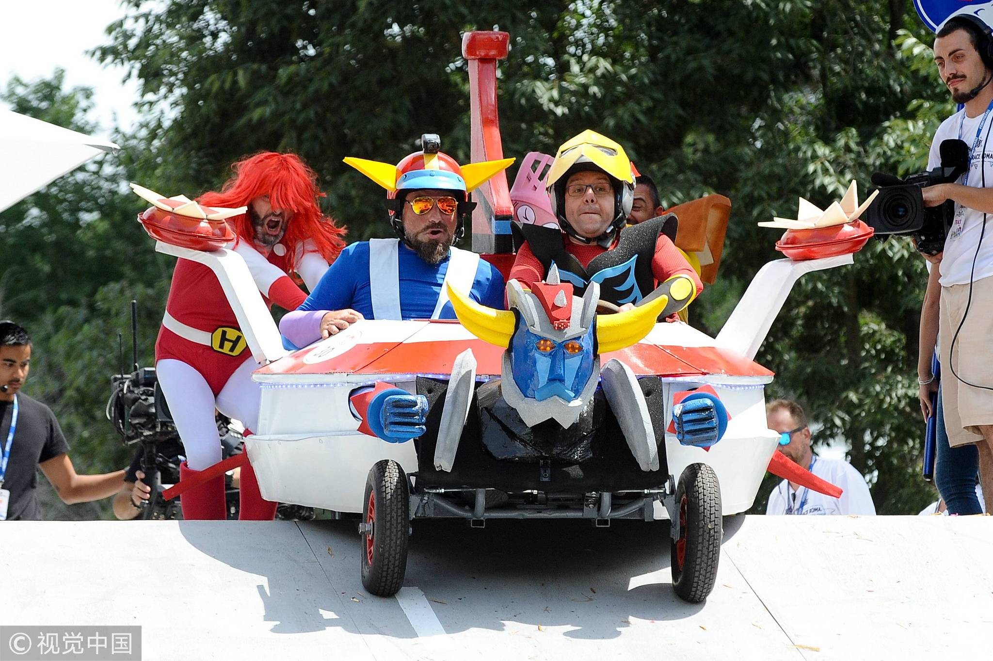 罗马举办趣味赛车 肥皂盒车型各显神通