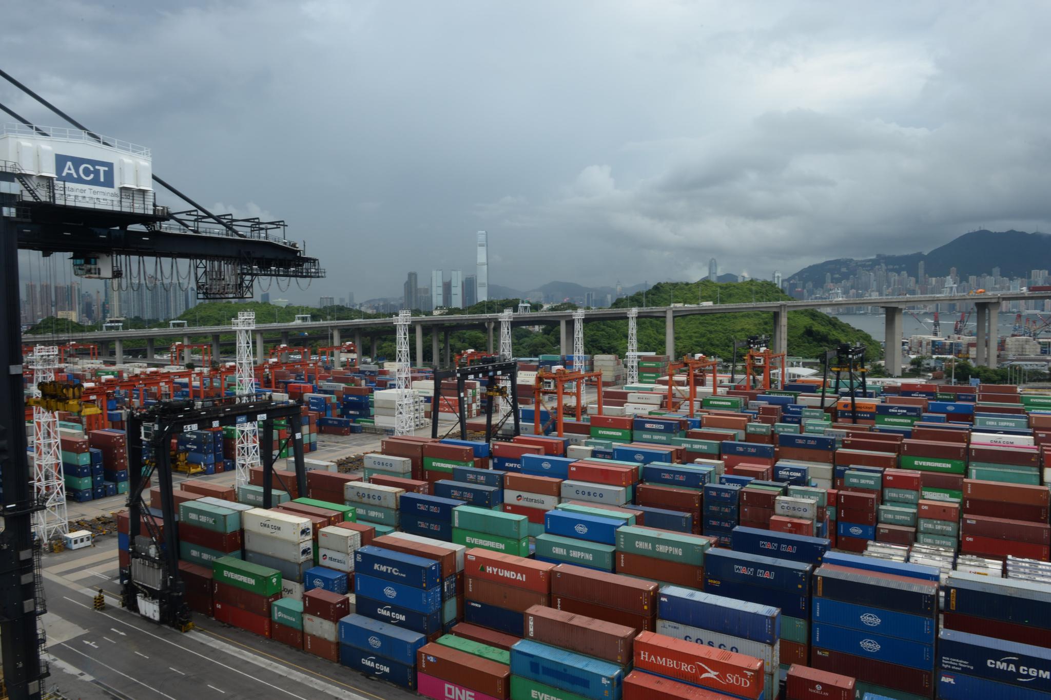 这是8月1日拍摄的中国香港葵涌货柜码头. 新华社记者吴嘉林摄