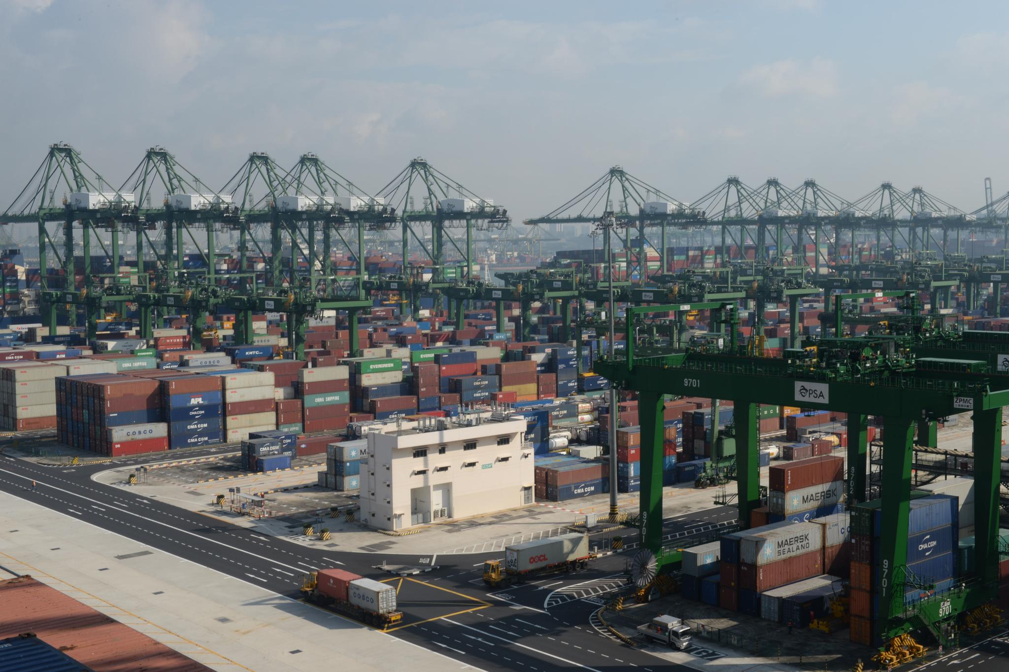 在2018年国际航运中心综合实力排名中,新加坡和中国香港位列前两名