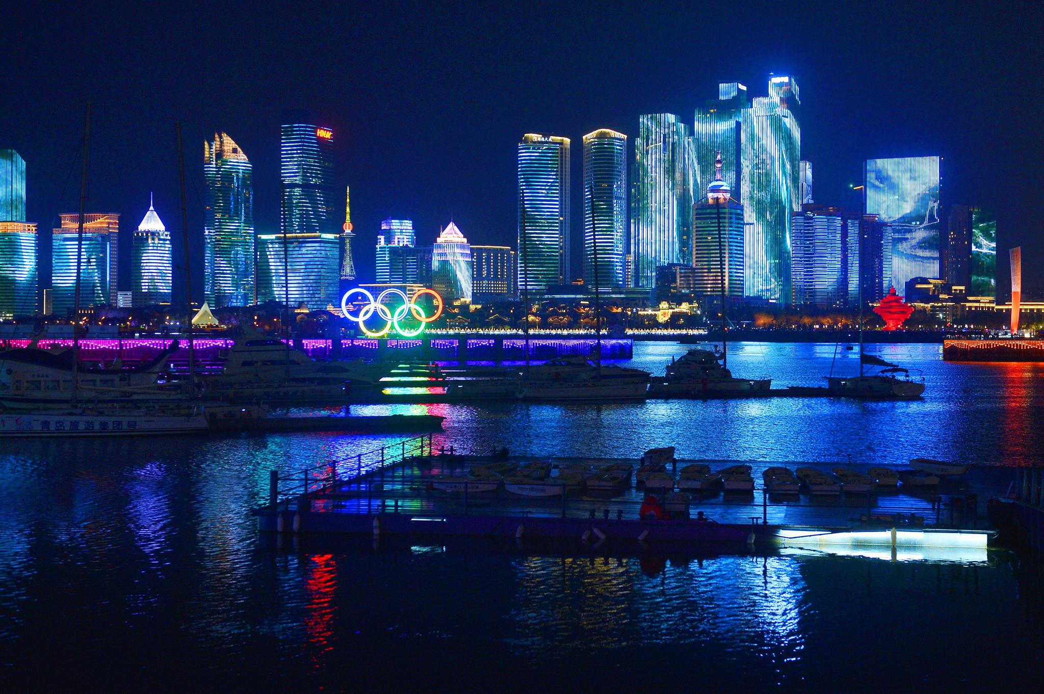 青岛马拉松主题"灯光秀"扮靓夜空