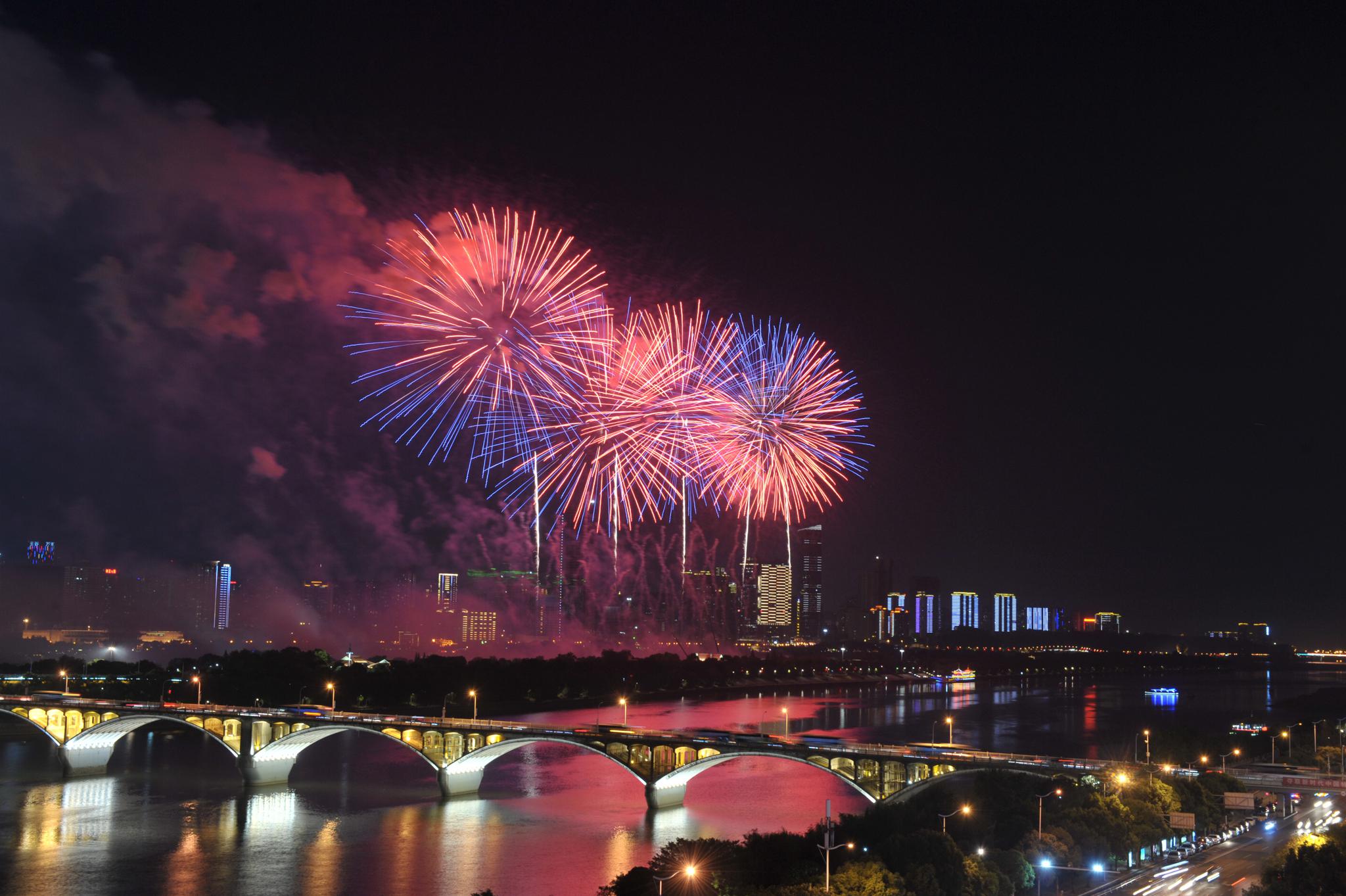 长沙:焰火照湘江