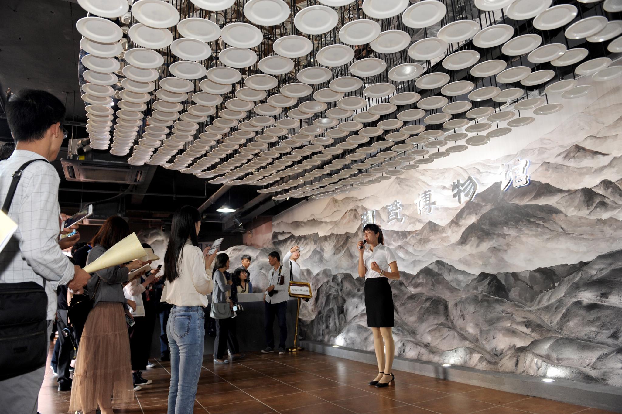10月27日,参观者在北流陶瓷小镇的陶瓷博物馆内游览,了解陶瓷文化.