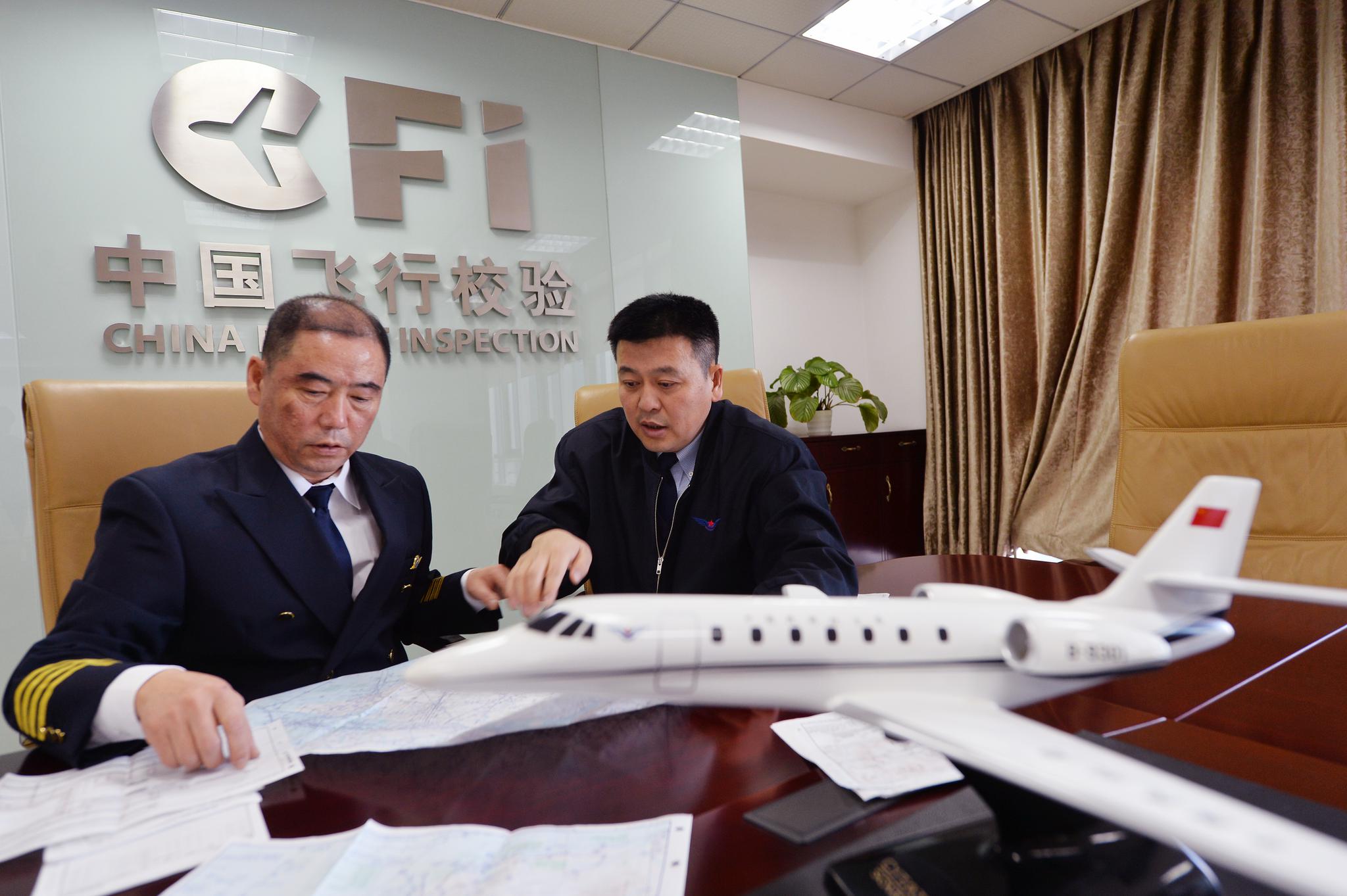 魏刚（左）和彭泉在为大兴国际机场首场校飞做准备。摄影/新京报记者 李木易