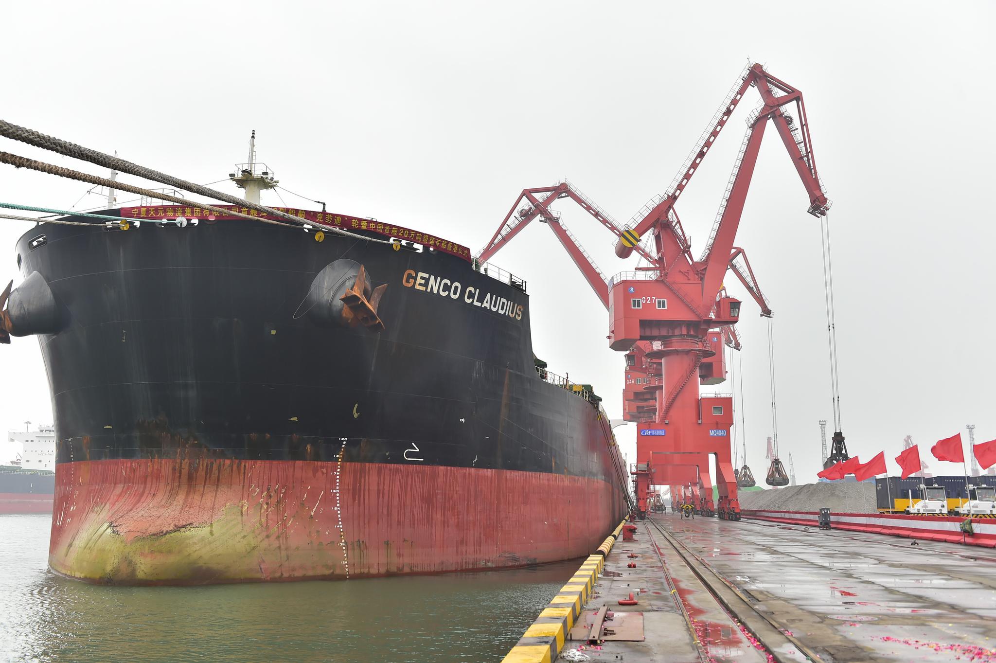 青岛港靠泊中国首艘20万吨级锰矿船