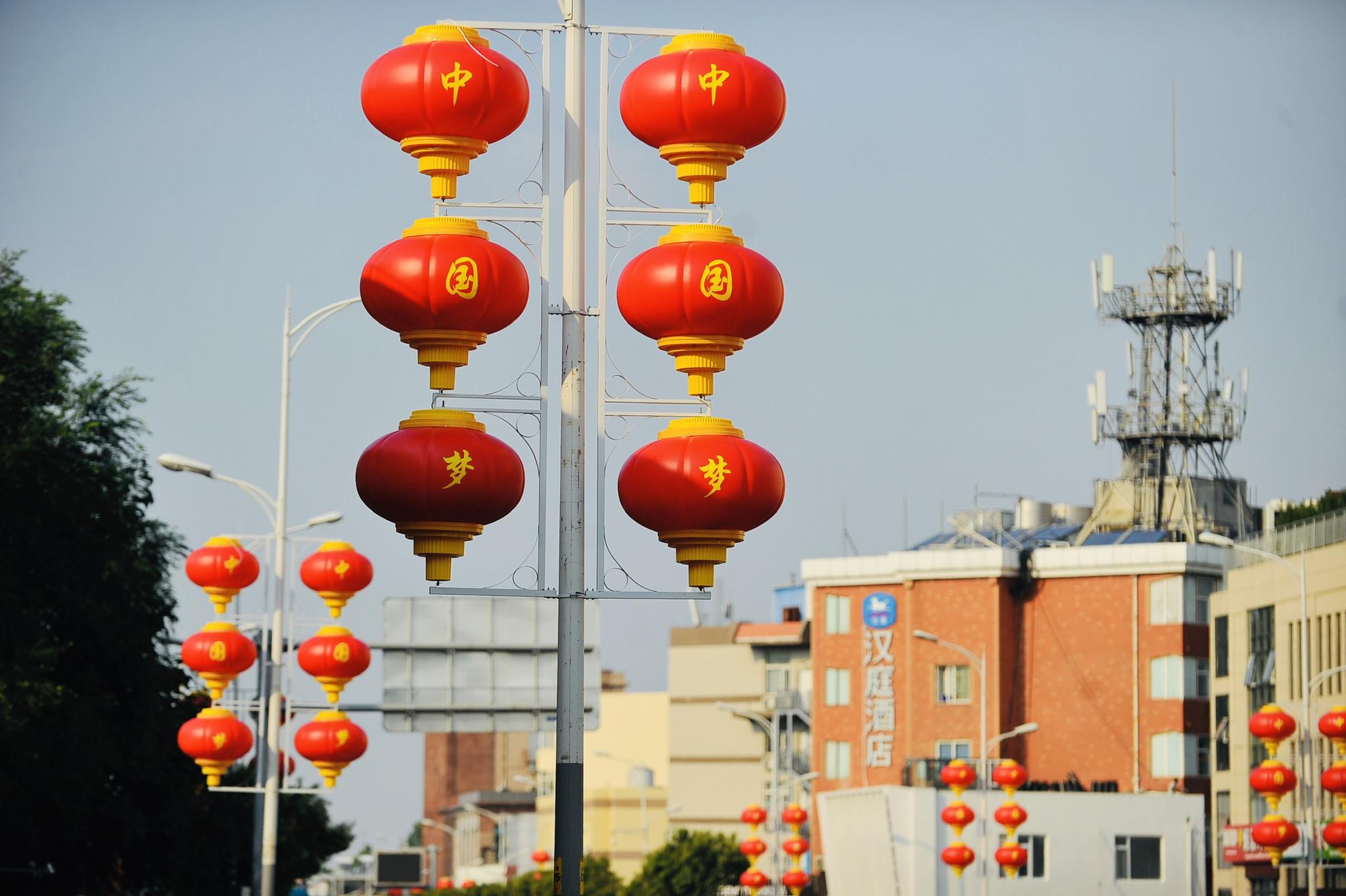 在济南玉函路与六里山南路上,道路两侧挂满了喜庆的大红灯笼,中国结