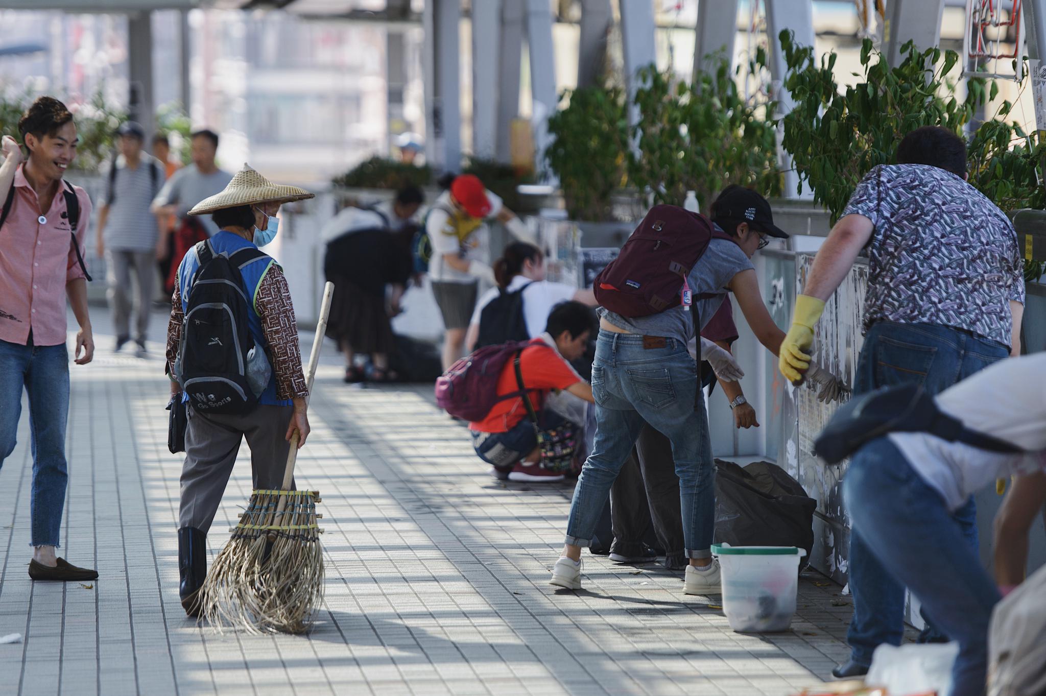 部分路过的行人驻足为他们点赞。