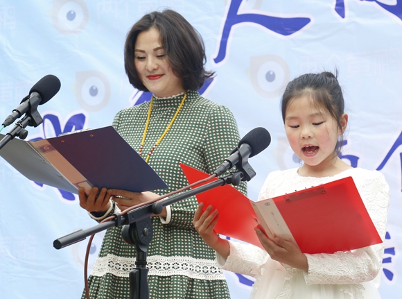 黔江:亲子朗诵进景区