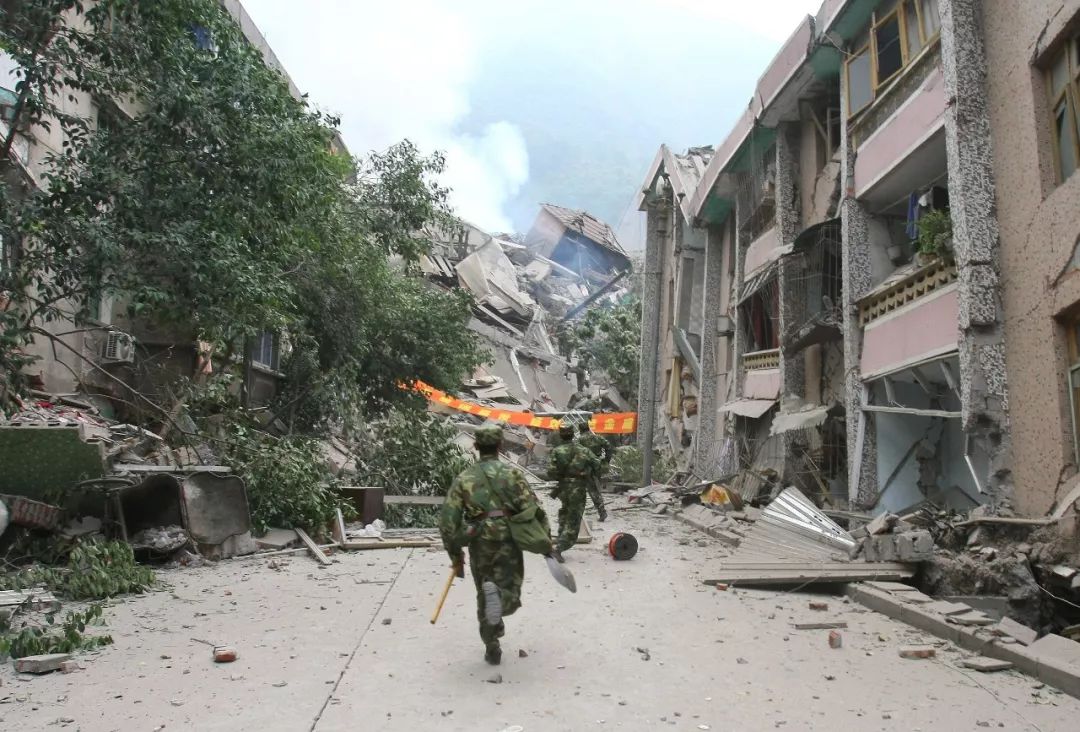 2008年5月13日,四川北川,武警战士抢救伤员.