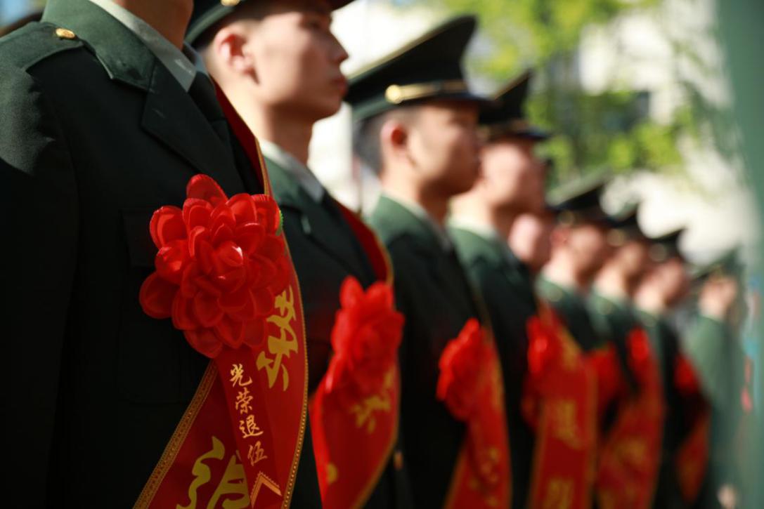 光荣退伍↑军旅最后时刻,这份光荣仍然属于你.↑退役老兵重温誓词.