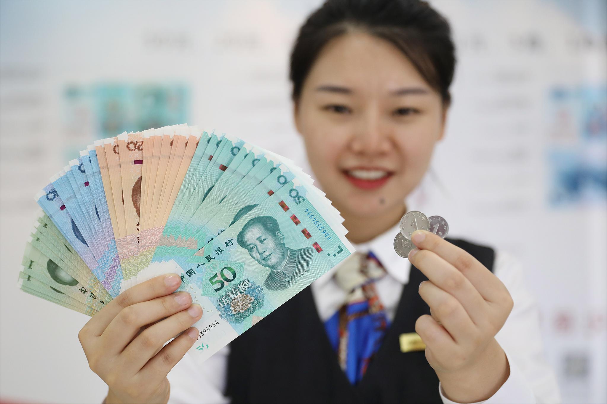 两位中老年市民在交通银行的网点成功兑换了新版人民币孟小姐在中国