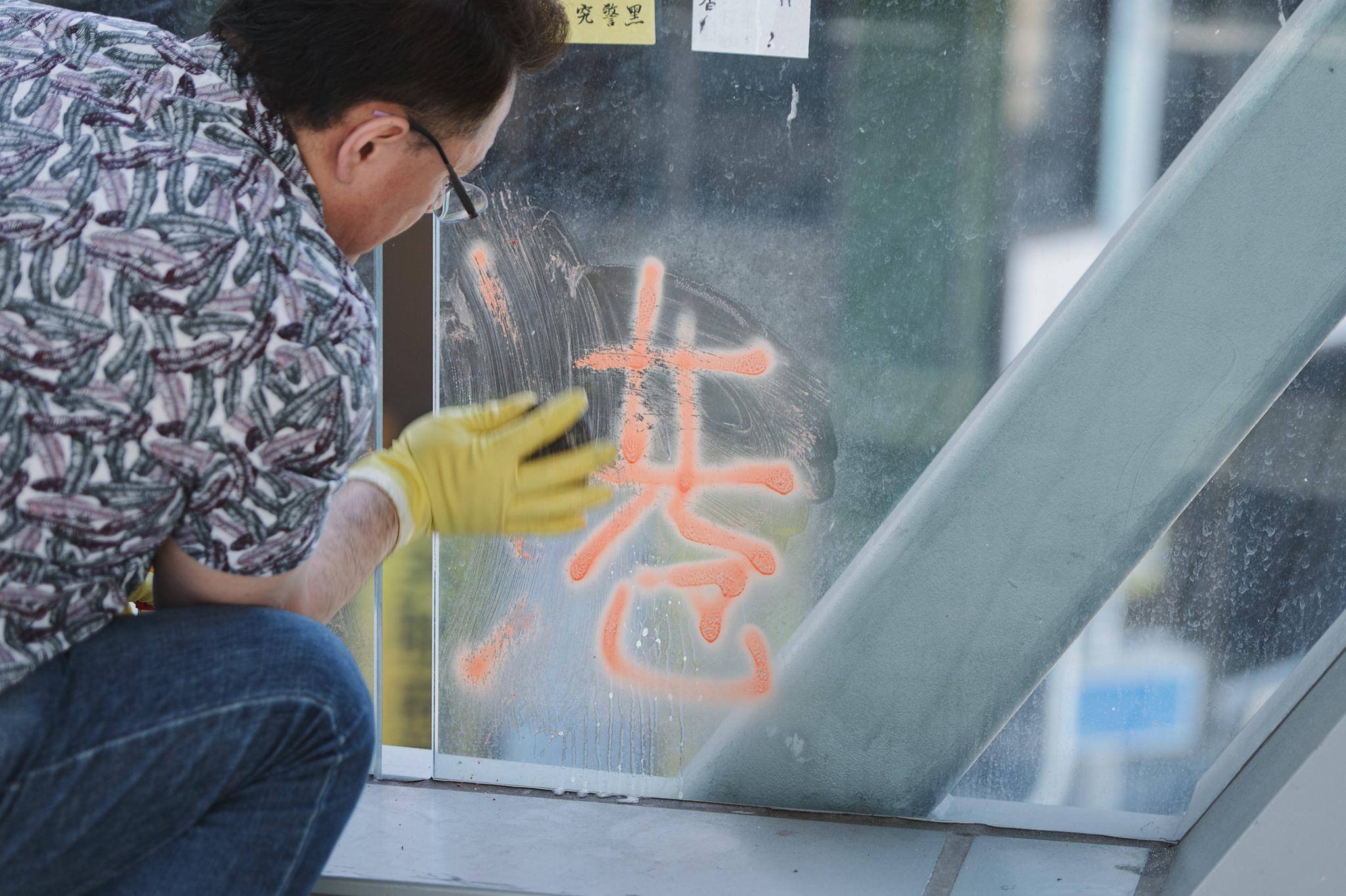 清洁快闪第一站:清理何文田站外天桥上密密麻麻的标语、海报和涂鸦。