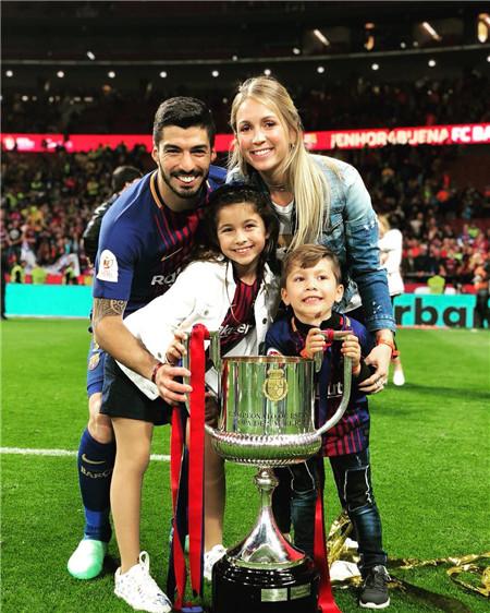 贤内助!苏亚雷斯和老婆恩恩爱爱16年,世界杯期间迎来第三子