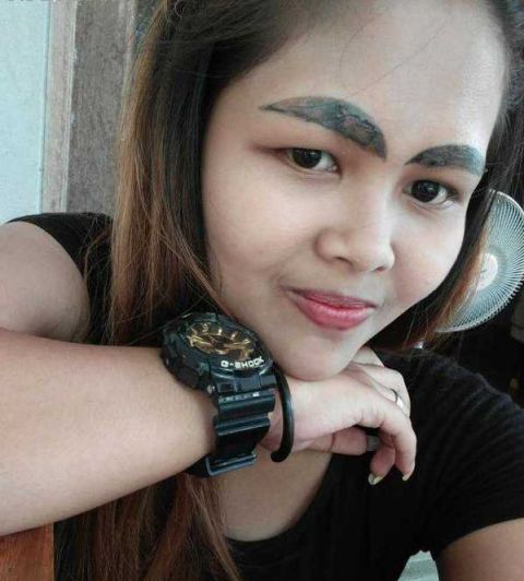 26岁泰国女孩想要浓眉,结果被纹成1cm粗