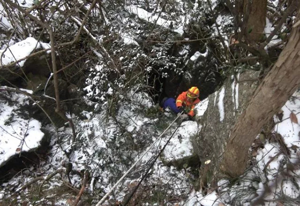 湖南天坑:湖南张家界一老人坠入30米天坑 被救出时已身亡 潇湘晨报微信公众号 图