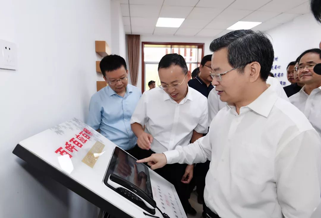 调研期间,陈一新先后来到诸暨市枫桥镇综治中心和枫源村,温州市鹿城区