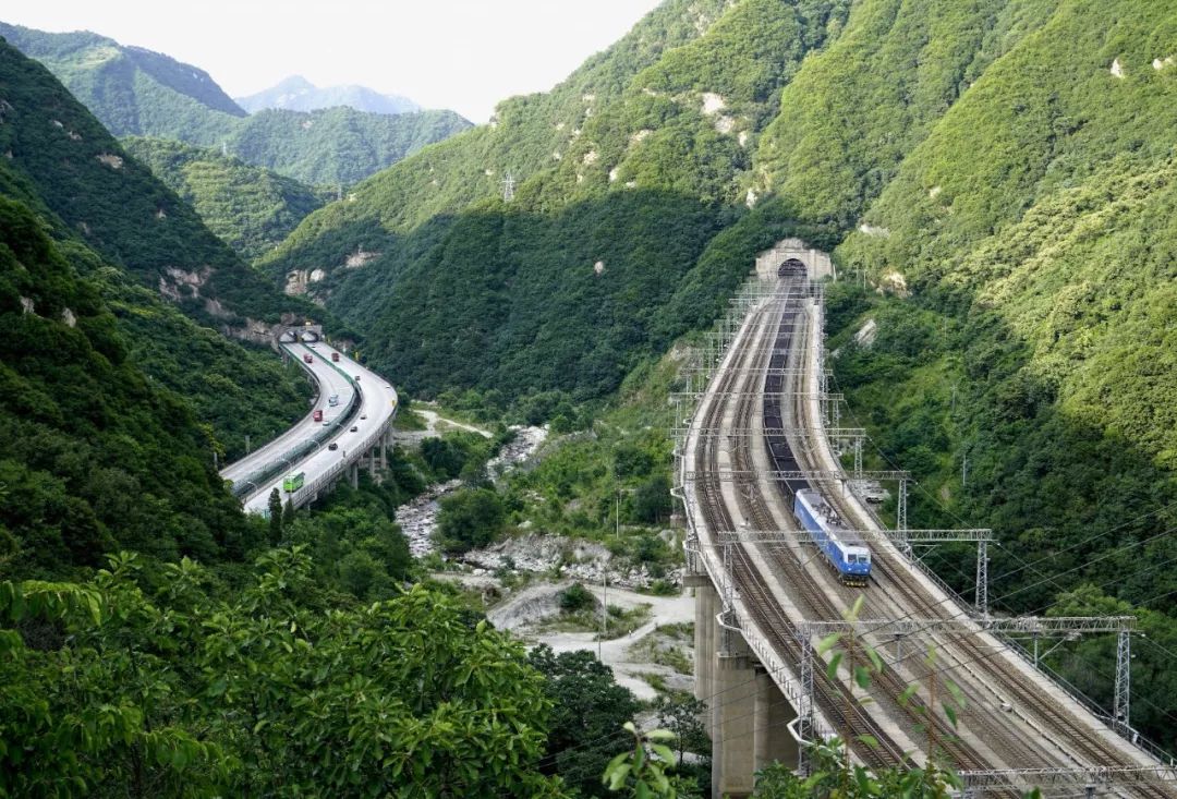▼秦岭北麓的西康铁路,摄影师@周德久个个令人叹为观止内昆铁路爬升