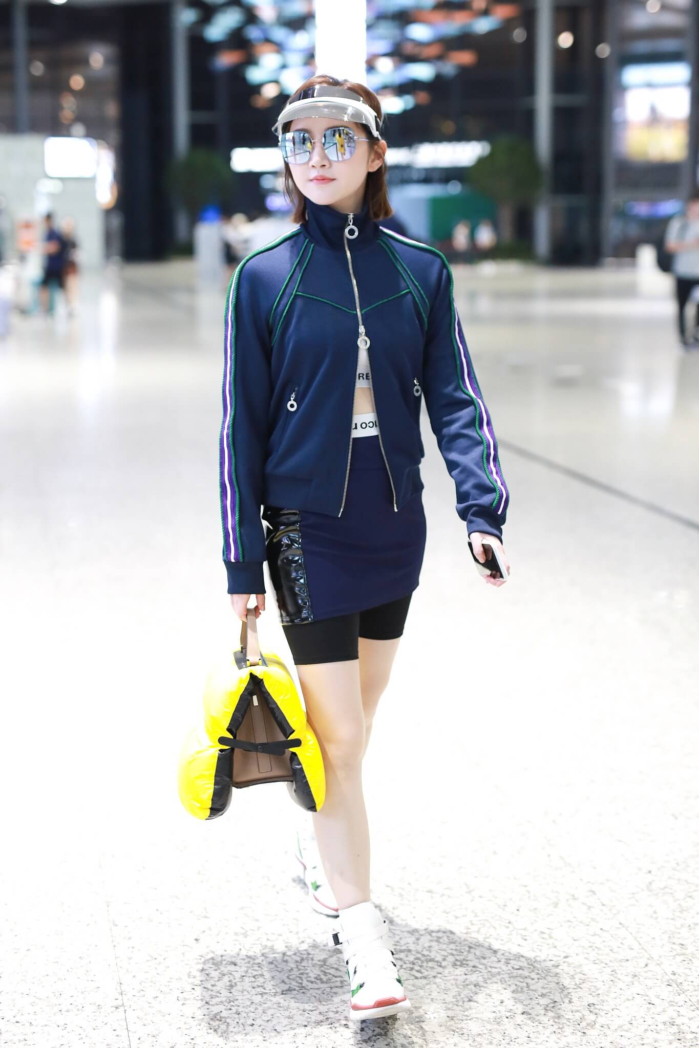 景甜一身蓝黄色运动装出街,网友:张继科给搭配的吗?