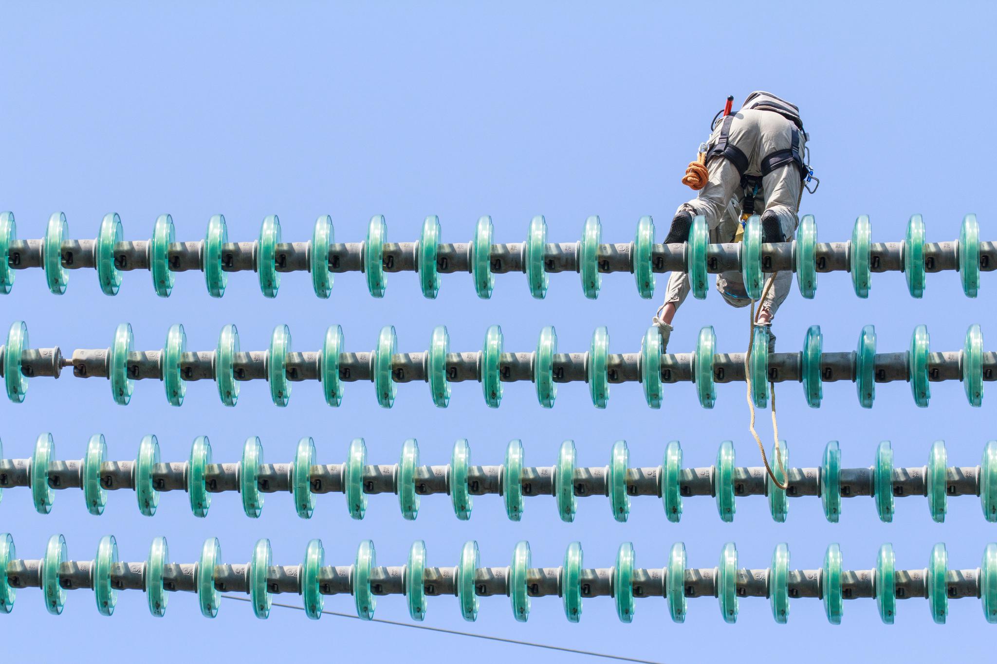 使得进入电场的距离增加了近2倍,对带电作业人员的体力也是极大的考验