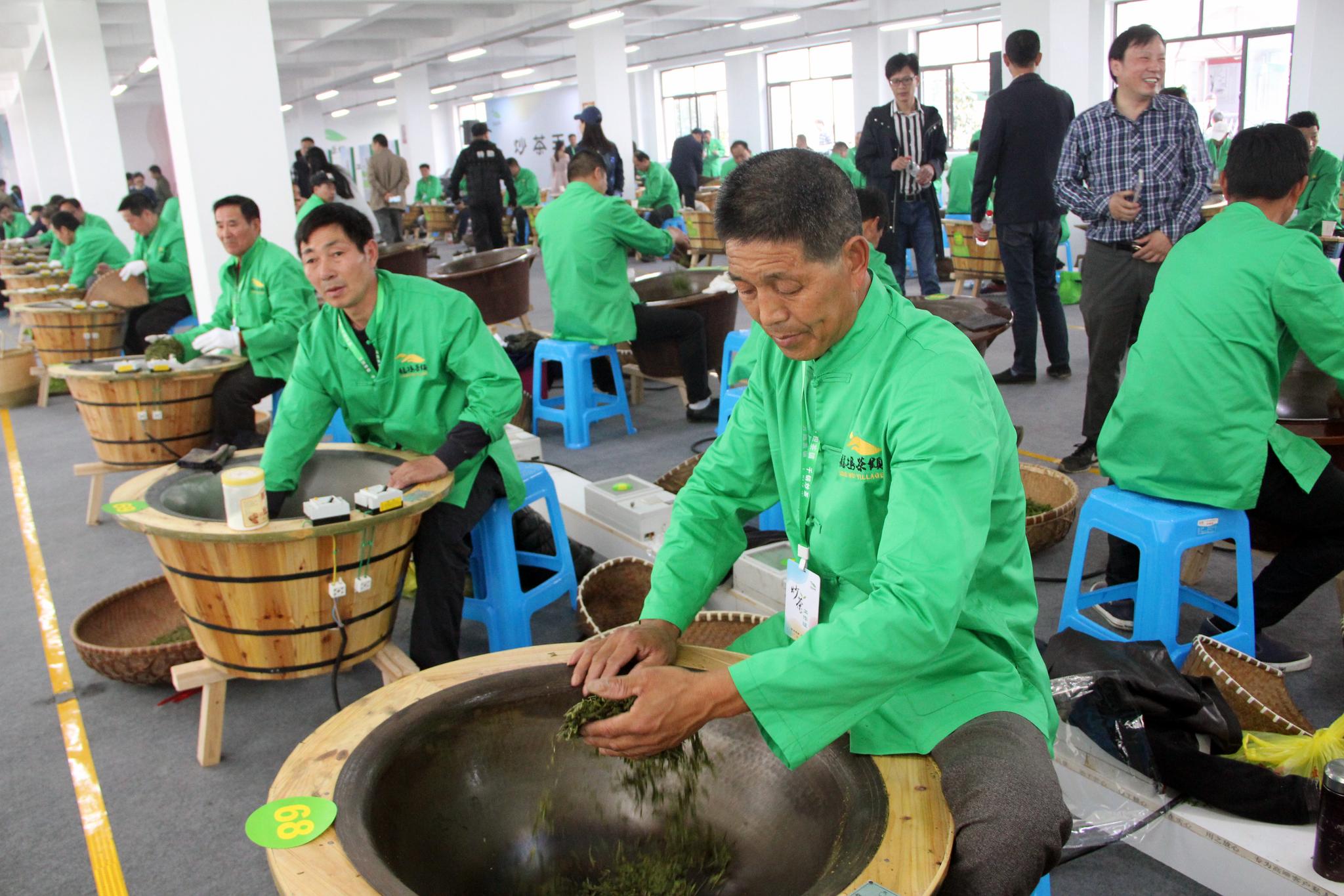 好热闹!杭州百位炒茶大师上演"武林大会"