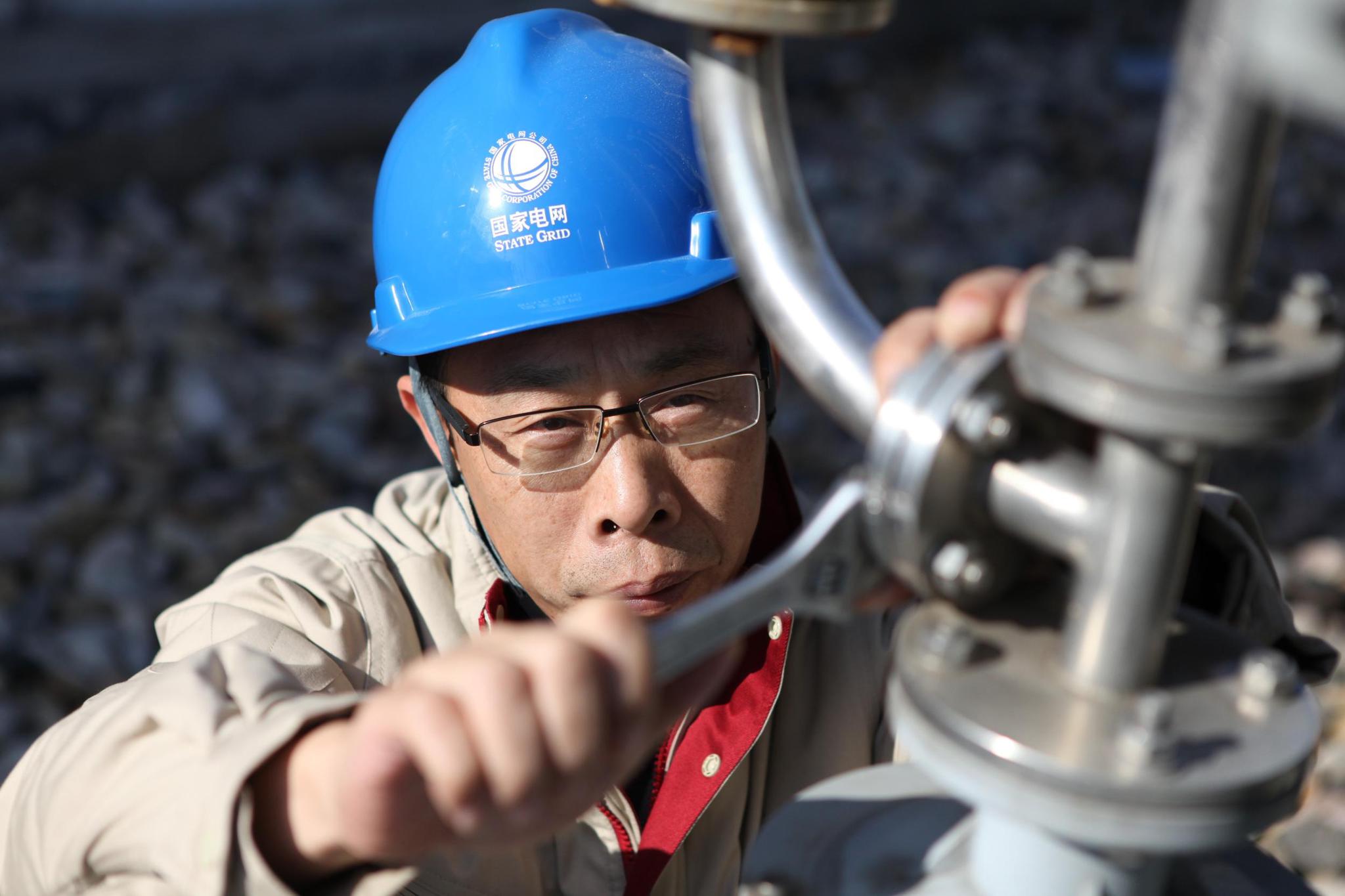 讲述新时代劳模故事|"挑剔",让他从门外汉变成行家里手|电力|朱洪斌