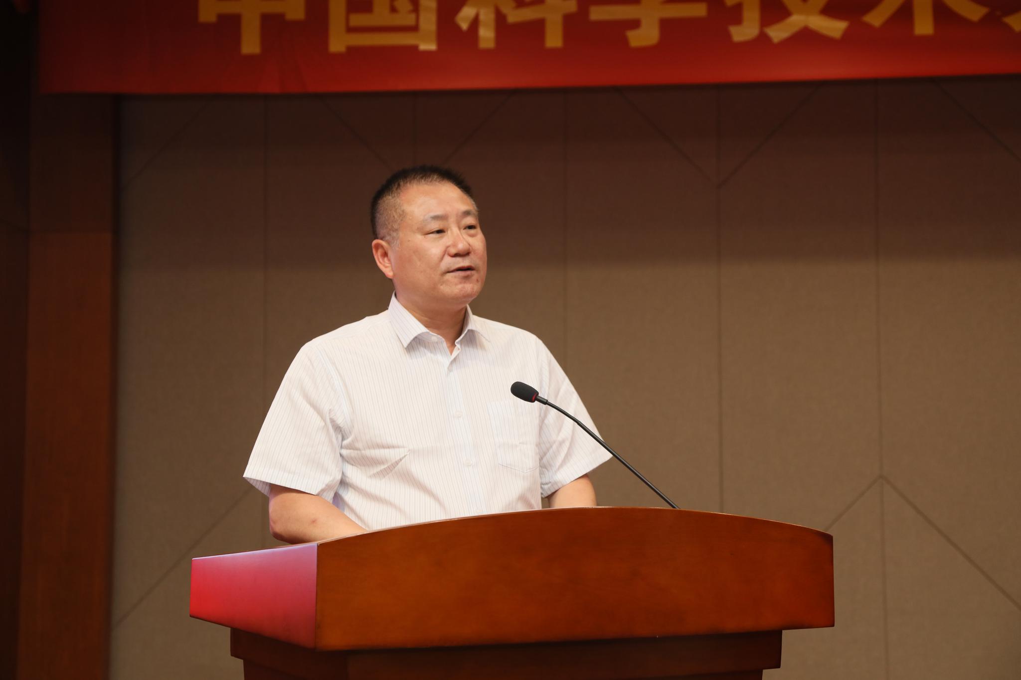 启动大会上,芜湖市副市长贺东与中国科大党委副书记蒋一代表双方签署