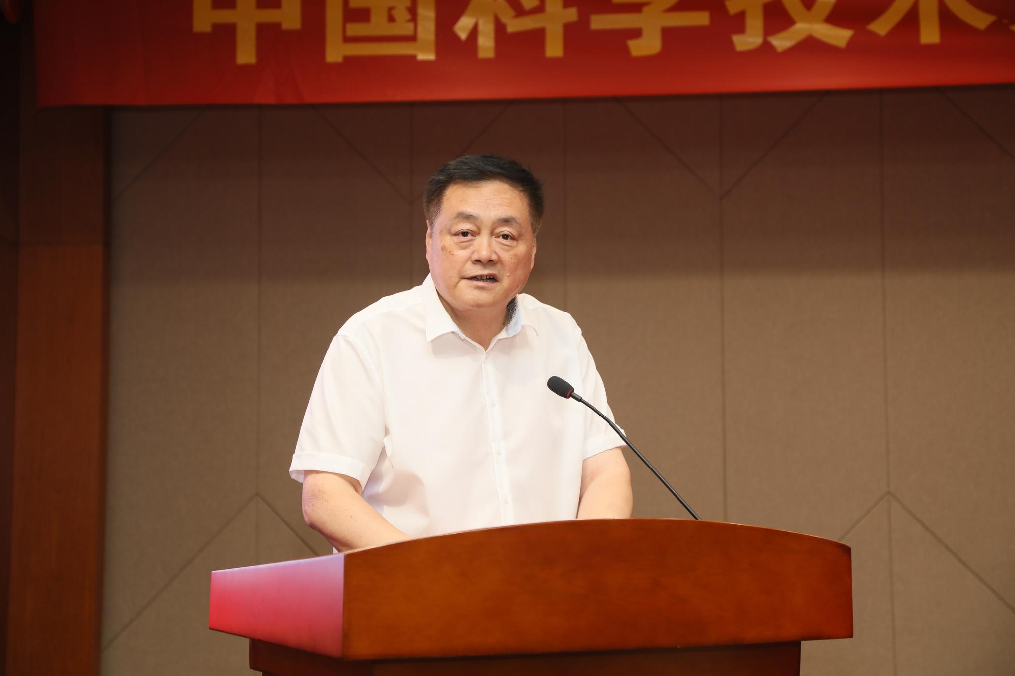 启动大会上,芜湖市副市长贺东与中国科大党委副书记蒋一代表双方签署