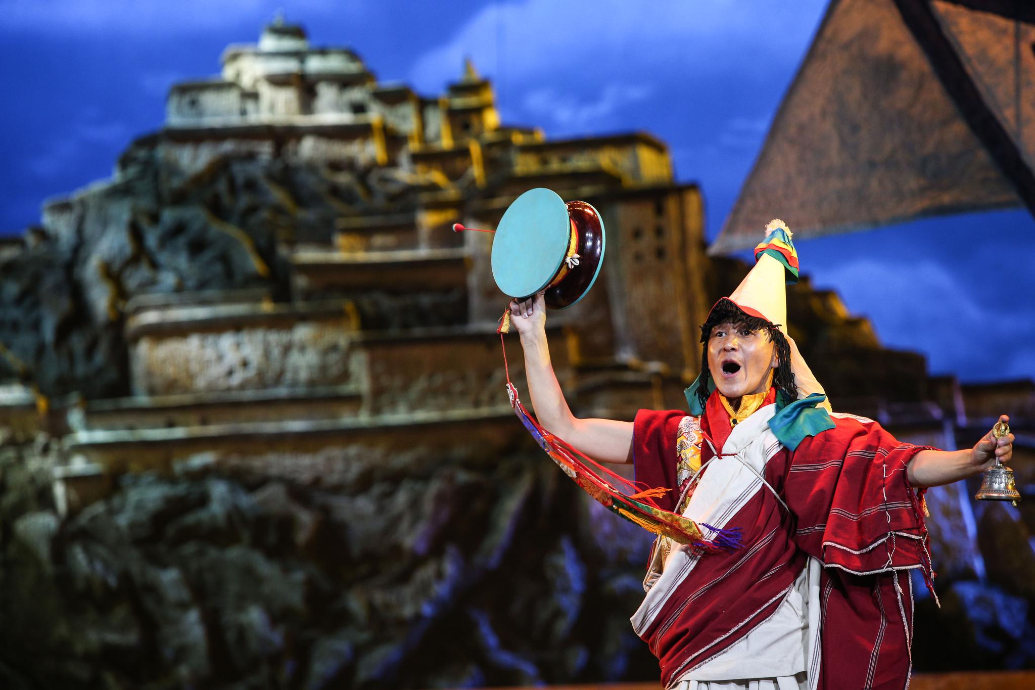 改编传统藏戏《朗萨雯波》在京上演