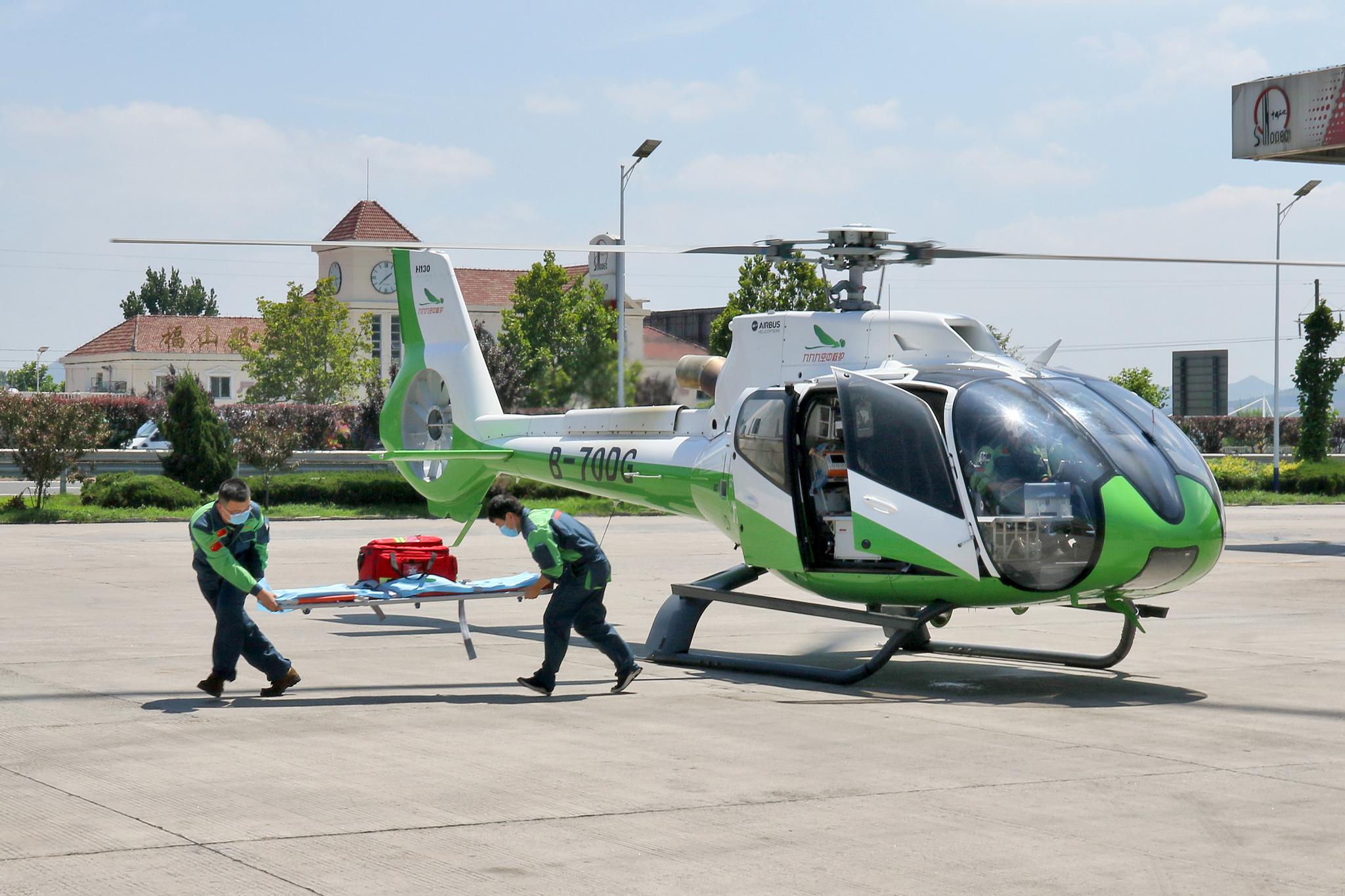 山东烟台举行高速公路直升机医疗救援演练