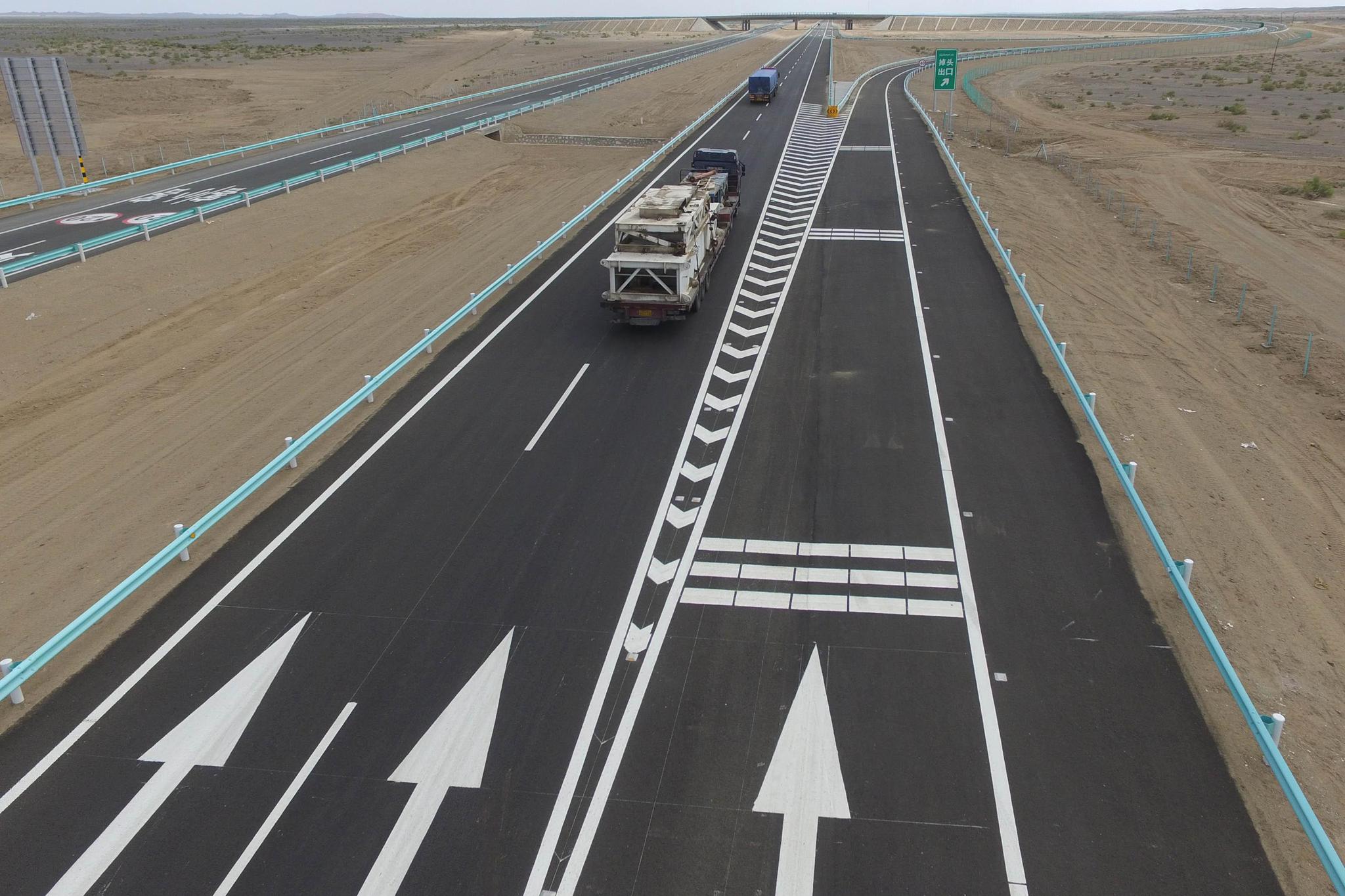 货车在新疆哈密境内的京新高速公路上行驶(2017年7月15日摄).