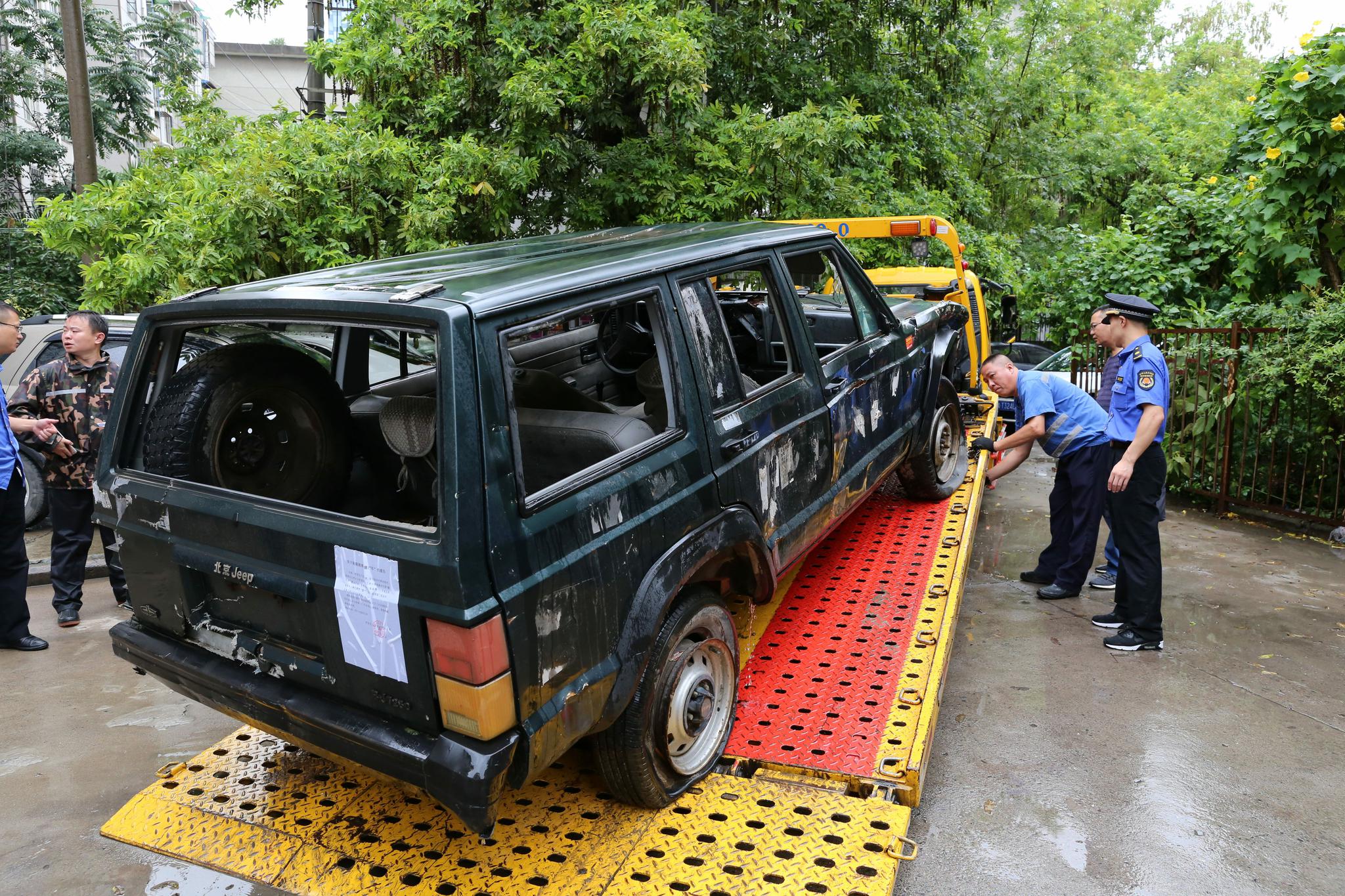 小区"僵尸车"拖走报废!