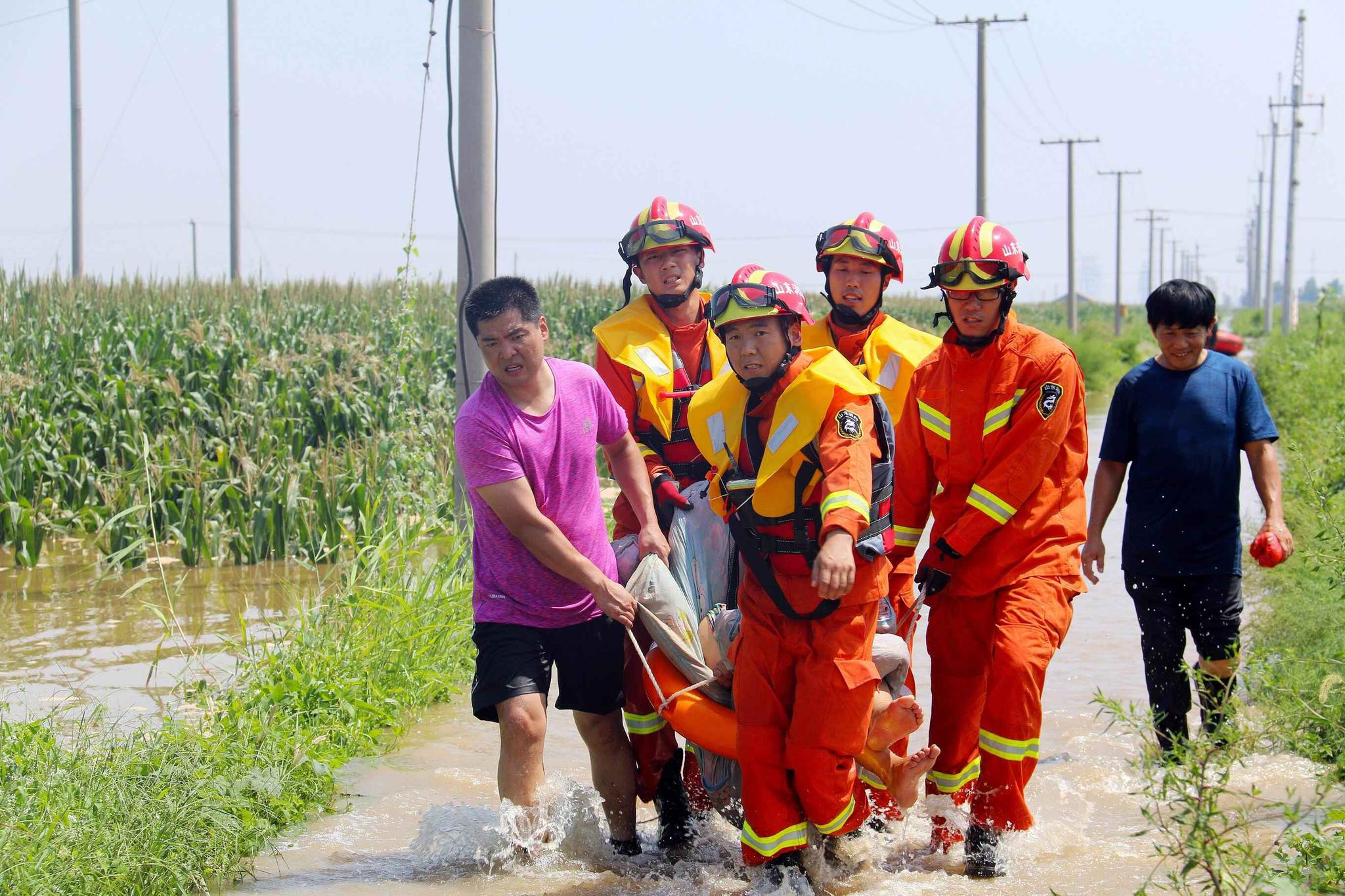 6名群众被困 民警紧急救援成功脱险