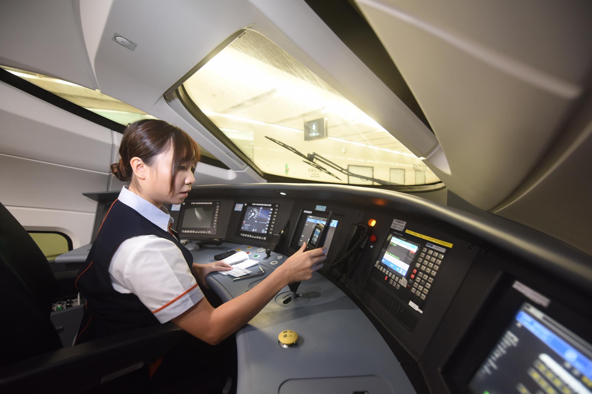 8月29日,广深港高铁香港段的司机叶紫珊做发车前的调试工作.