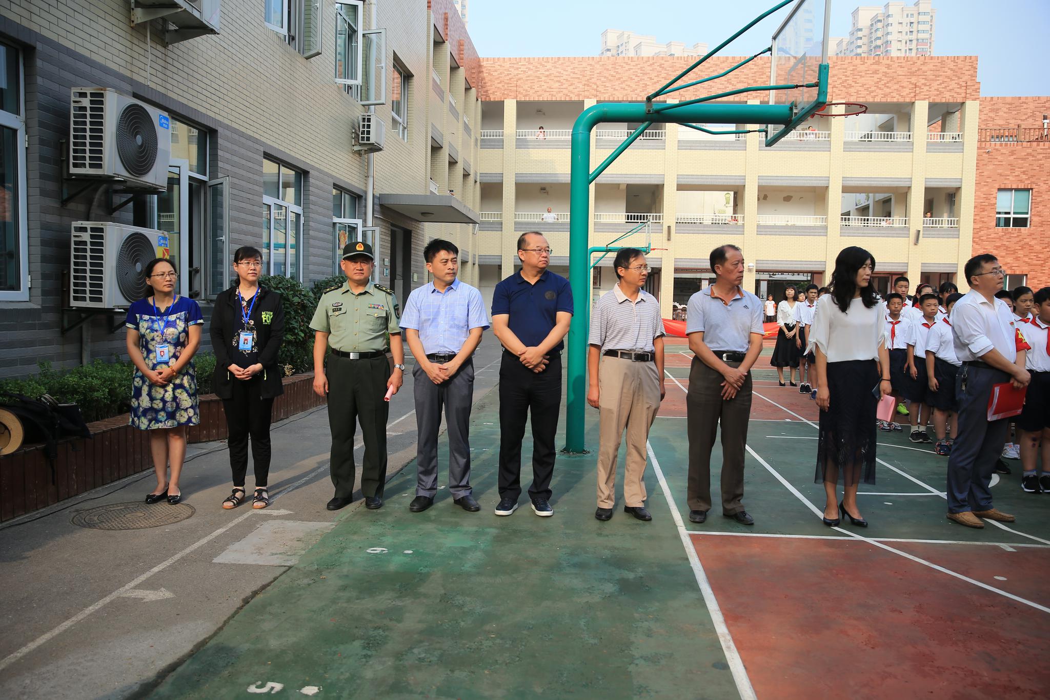 天成路小学为中国梦而奋斗!