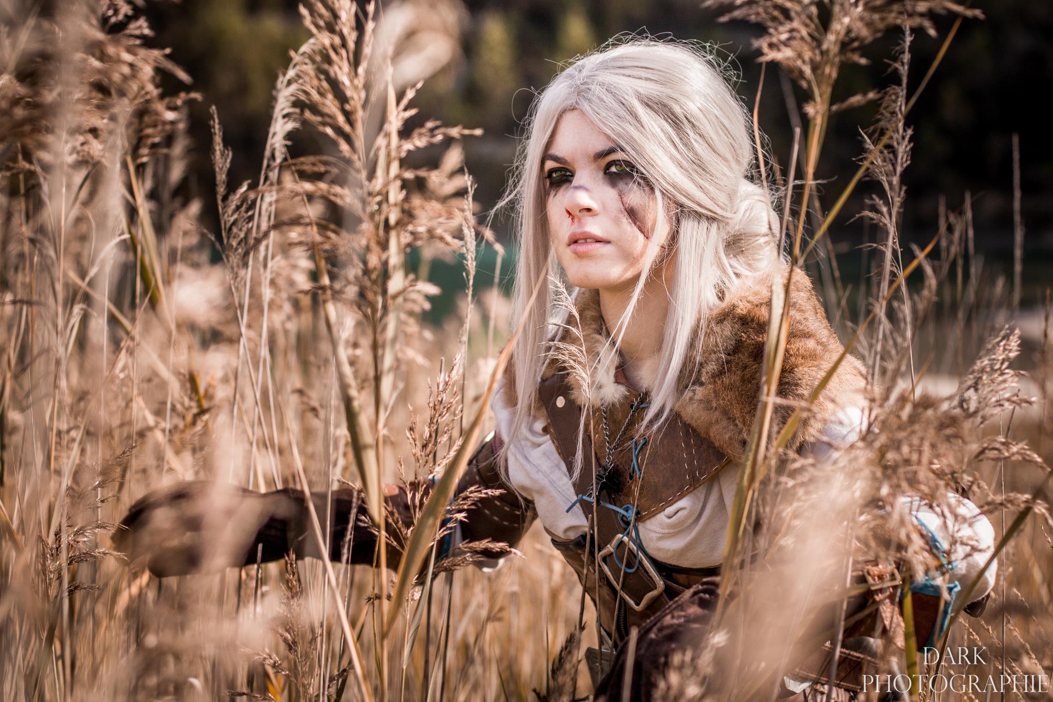 《巫师3》希里精美cos 牵马林中漫步很优美