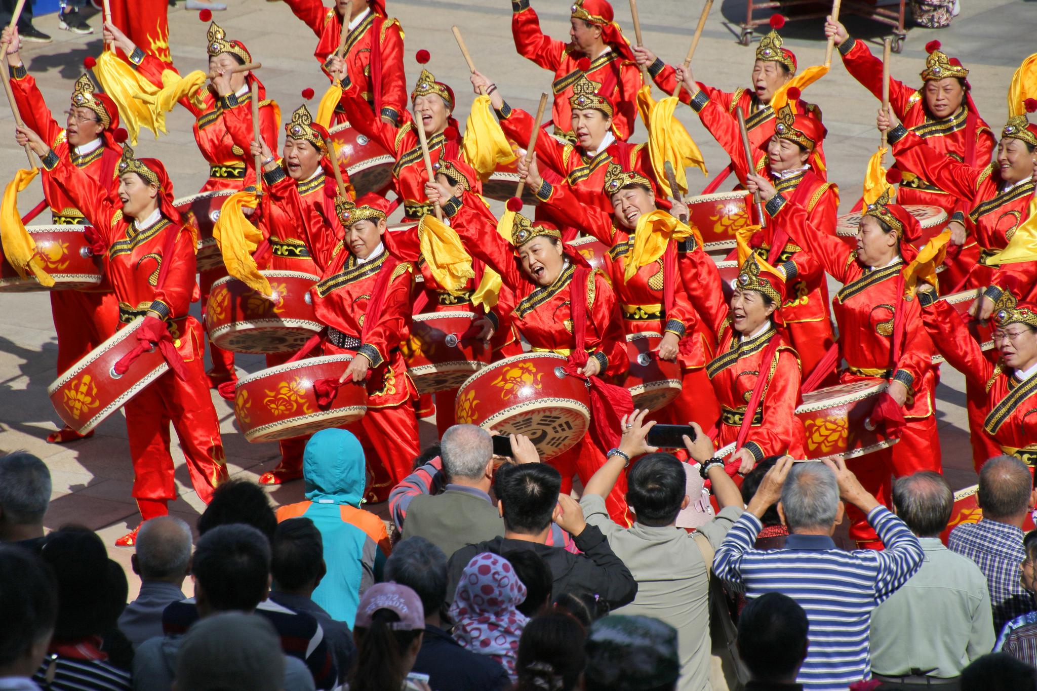 山东烟台:非遗展演迎国庆
