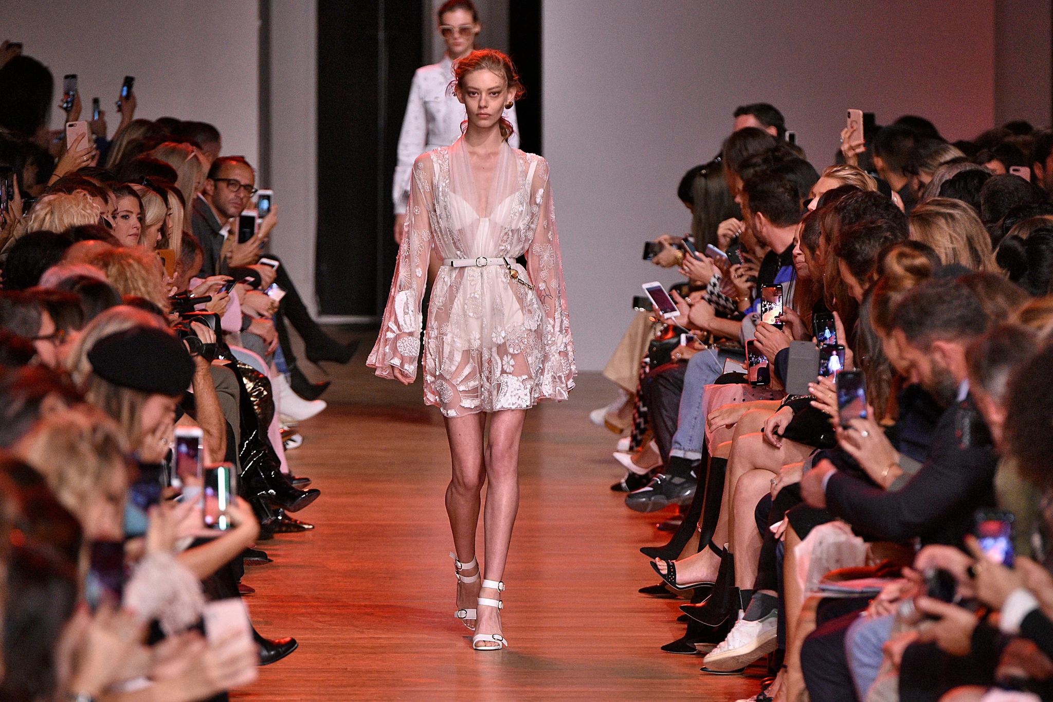 9月29日,在法国巴黎举行的时装周上,模特展示艾莉·萨博 (elie saab